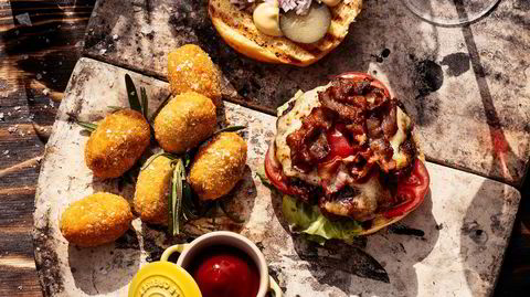Ta en fransk en. Kullgrillet burger med dijonnaise, comté og pariseragurk er sommerens kongeburger.