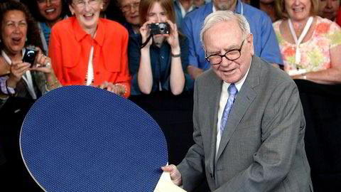 Warren Buffetts investeringsselskap Berkshire Hathaway er et av verdens mest verdifulle selskaper. Her spiller han bordtennis med en gigantisk bordtennisracket under et av selskapets årlige konferanser i 2010.