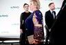 Statsminister Erna Solberg ankom torsdag kveld festmiddagen i anledning NHOs årskonferanse i Oslo Spektrum. Her hilser hun på NHOs Kristin Skogen Lund og Tore Ulstein.