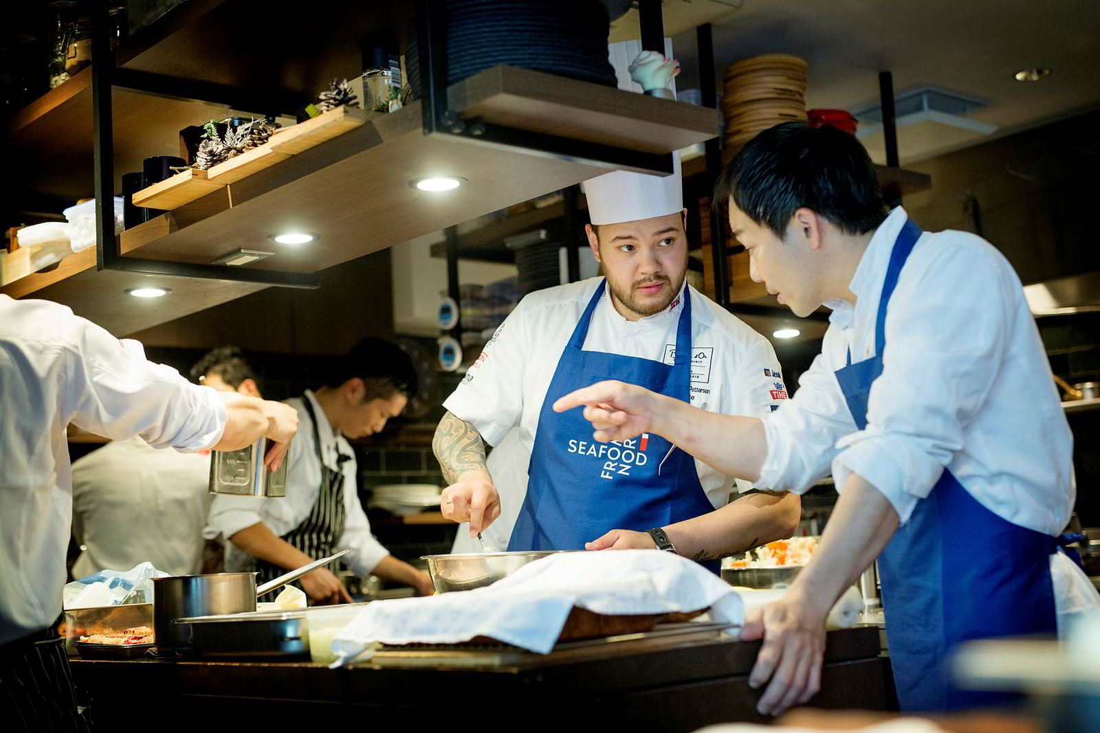 Christian Andre Pettersen diskuterer med sin kollega Chef Shinsuke Ichii på hans restaurant Sincere.