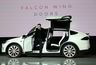 Elon Musk viser frem hvordan «falkevinge-dørene» på den nye Tesla Model X fungerer.