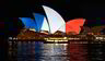 Operahuset i Sydney, Australia, opplyst i de franske fargene.
