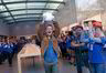 PALO ALTO. Patrick Tuntland, lykkelig telefoneier løper jublene ut av butikken i Apples hjemby Palo Alto i California.