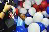 En mann bader i ballonger etter at Hillary Clinton aksepterte nominasjonen.