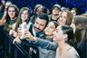 TV-vert og komiker Jimmy Kimmel tok seg tid til selfie med fansen.