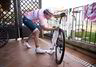 HOTELLPUSS: Andreas Østern pusser sykkelen ren med hotellhåndkle før gjengen skal ut på 13 mils sykkeltur.
