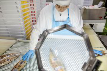 Familien Konishi produserer makrellfileter i høyeste prisklasse. Atuyo Konishi kontrollerer kvaliteten på den butikklare varen.