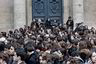 UTENFOR FATTEEVNE. På eliteuniversitetet La Sorbonne i Paris forsøker redde, sinte og sjokkerte studenter å få det uforståelige til å gi mening. FOTO: Aleksander Nordahl