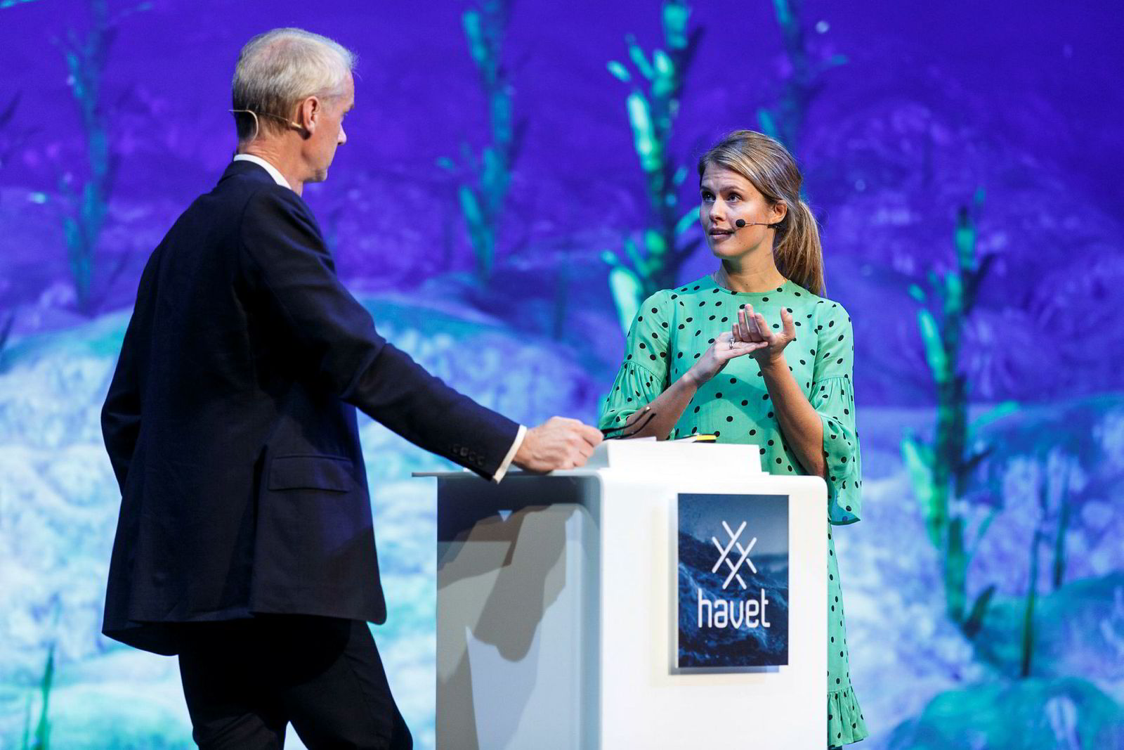 Maren Hjorth Bauer i Katapult i samtale med Havet-konferansier Stephen Sackur fra Hardtalk på BBC.