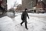Bankmannen Fred Bowne belaget seg på å gå en mil i gatene til Midtown hvor han jobber.  Snøstormen Juno i New York stoppet mange fra å komme seg på jobb i morgentimene.