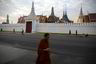 En buddistisk munk slutter seg til sørgende ved kongepalasset i Bangkok fredag.