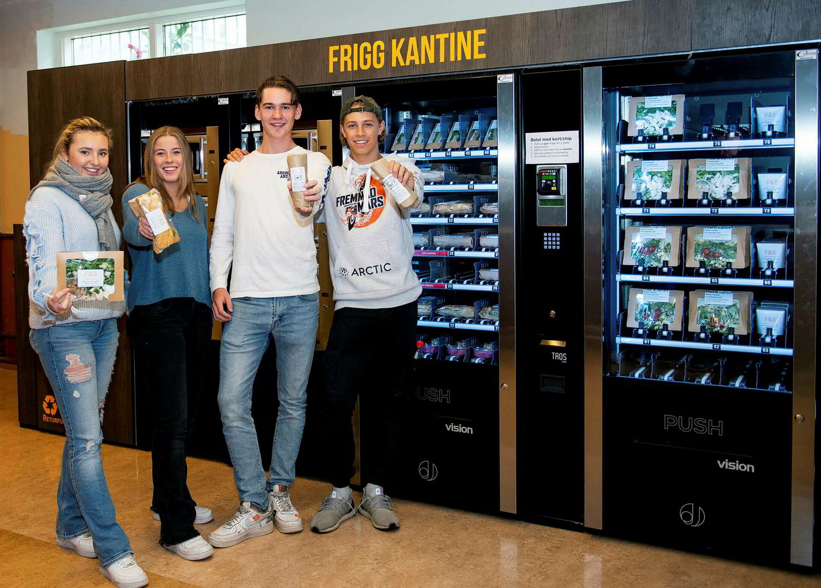 Fornøyd ungdom: Elevene ved Oslo Handelsgymnasium er godt fornøyde med den digitale kantineløsningen.