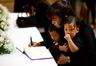 En kvinne og hennes barn skriver en siste hilsen i kondolanseprotokollen i den thailandske ambassaden i Tokyo fredag.