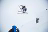 Profesjonell skikjører Asbjørn Eggebø Næss hopper høyt ut fra en stein mens Even Sigstad filmer ham.