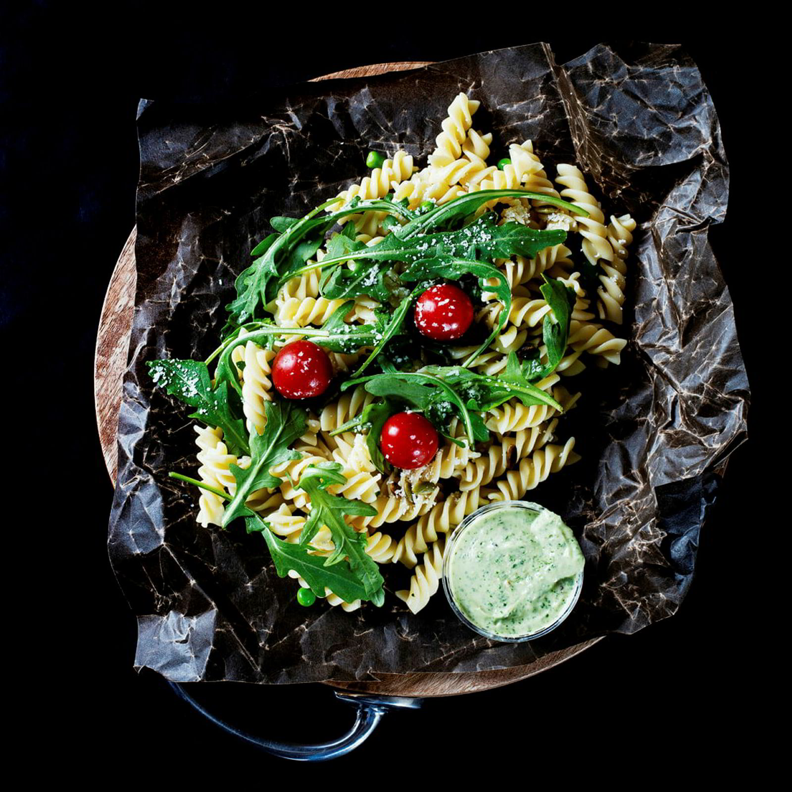 Sunt og godt: pastasalat med friske grønnsaker og hjemmelaget dressing.