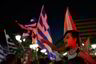 Nei-siden ser ut til å vinne valget med en solid margin, og folk fester i Atens gater.