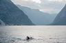 Omkranset av vakker norsk natur legger Tom Remman seg i front under svømmeetappen.