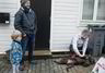 Erik Høsteland Åland (til høyre) hilser på labradoren Leia mens eier Hallvar Helleseth og sønnen Martin (5) ser på.