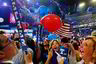 Hillary Clinton og visepresidentkandidat Tim Kaine jubler på scenen mens de druknes i ballonger og konfetti i Wells Fargo Center i Philadelphia.