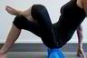SETE: Legg ene benet oppå det andre for å få mer press på muskelen.