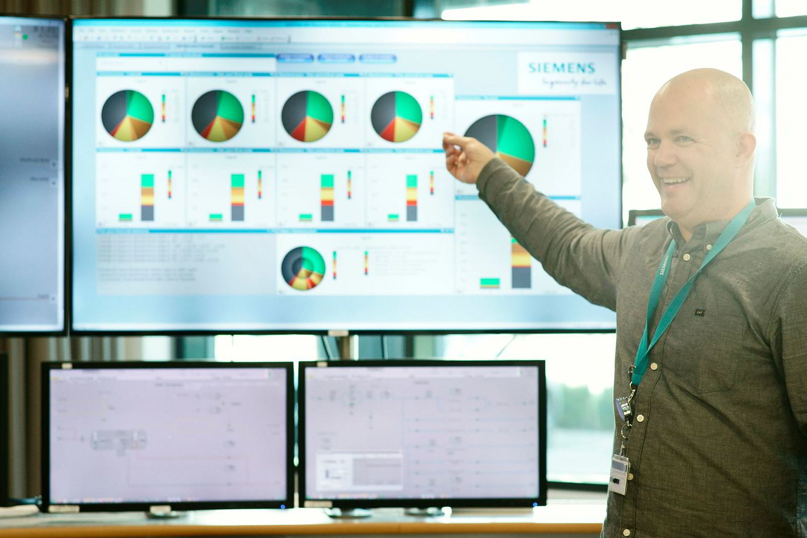 Salgsingeniør Hans Erik Raustein viser hvordan planned obsolescence håndteres i Siemens. – Denne måten å visualisere på er utrolig effektfull, og hjelper både våre ingeniører og kundene, sier Raustein.