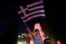 Nei-siden ser ut til å vinne valget med en solid margin, og folk fester i Atens gater.