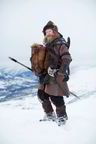 Med kongssønnen å brystet er det Espen Arnesen som gjør de viktigste stuntene på ski under innspillingen av Birkebeinerfilmen.