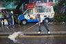 REGNTUNGT. En iskremselger prøver å få unna regnvannet utenfor sin salgsbil.