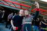 PALO ALTO. En mann tar en selfie med Apples toppsjef Tim Cook utenfor Apple Store i Palo Alto.
