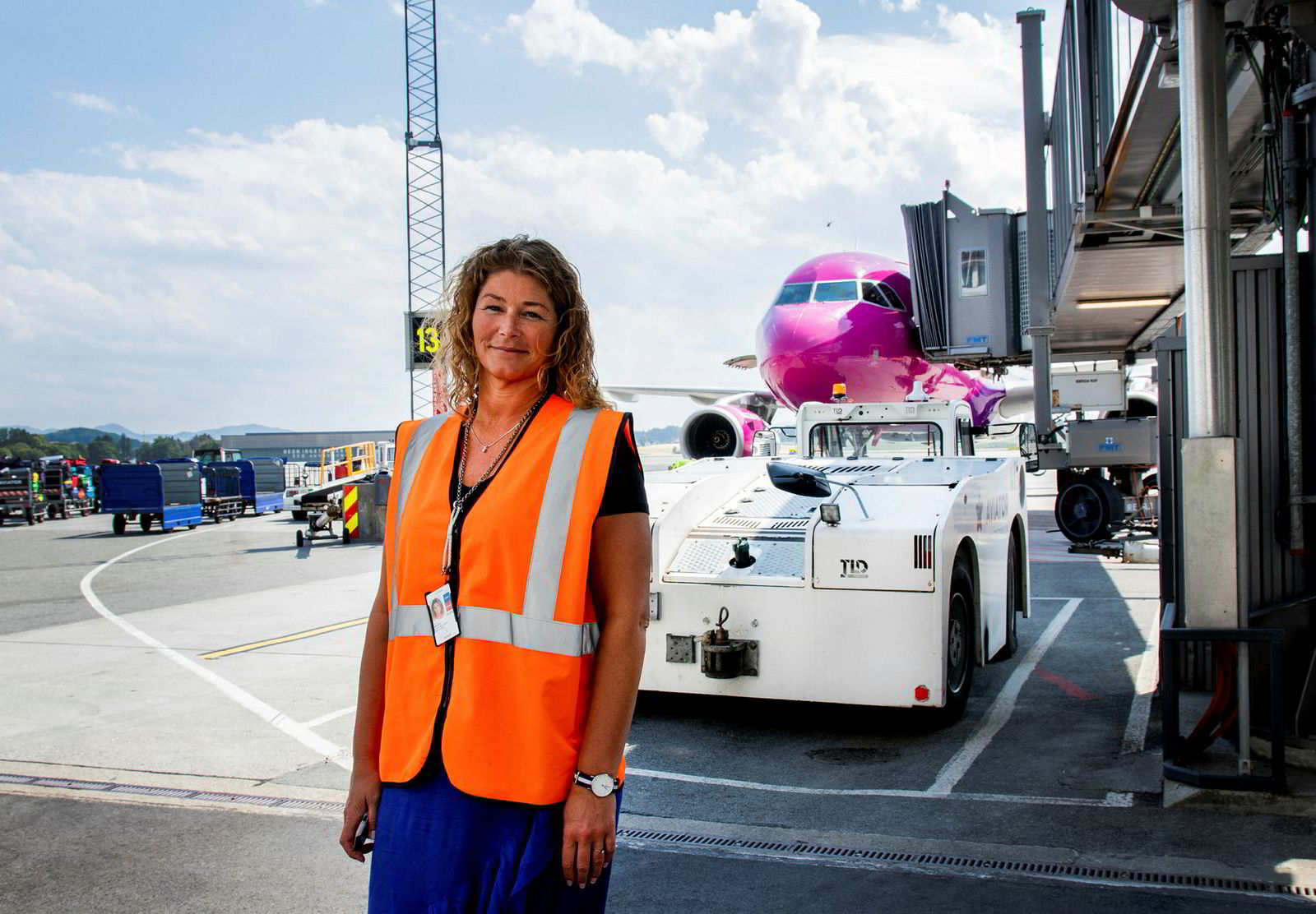 – I fremtiden vil det også bli tilrettelagt for lading av elfly ved broene vi setter opp, forklarer Anette Sigmundstad Heggen, sikkerhets- og kvalitetssjef ved Stavanger Lufthavn Sola.