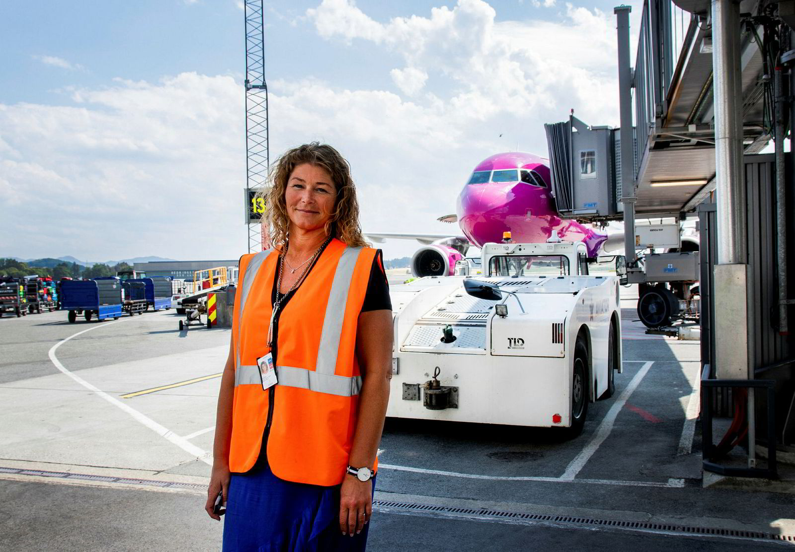 – I fremtiden vil det også bli tilrettelagt for lading av elfly ved broene vi setter opp, forklarer Anette Sigmundstad Heggen, sikkerhets- og kvalitetssjef ved Stavanger Lufthavn Sola.