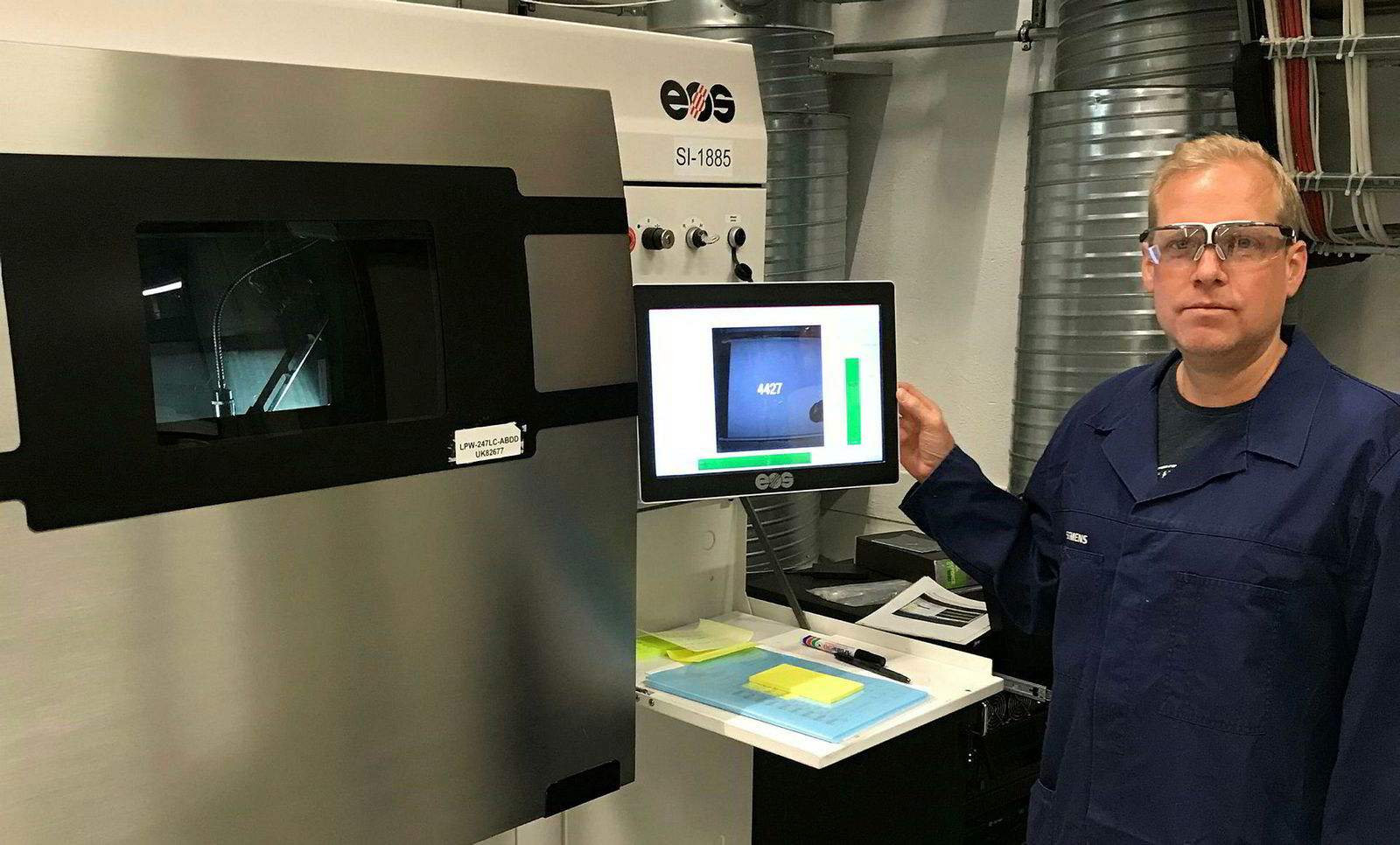 Jonny Valette startet som printoperatør for to år siden. Nå jobber han med å optimalisere de digitale systemene som styrer 3D-printerne.