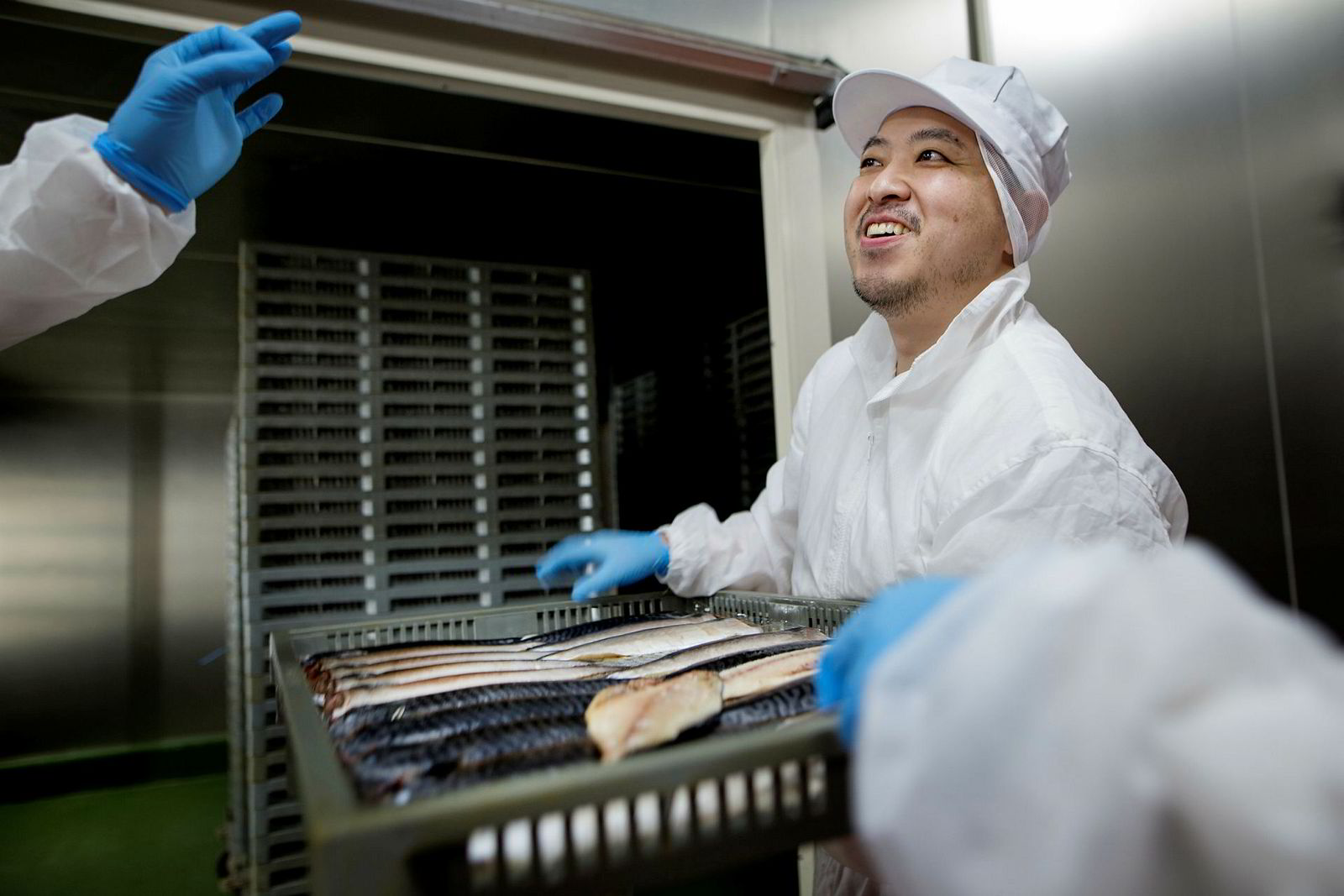 Takuya Konishi er svært stolt av produktet familien har utviklet av store, norske, fete makrellfileter.