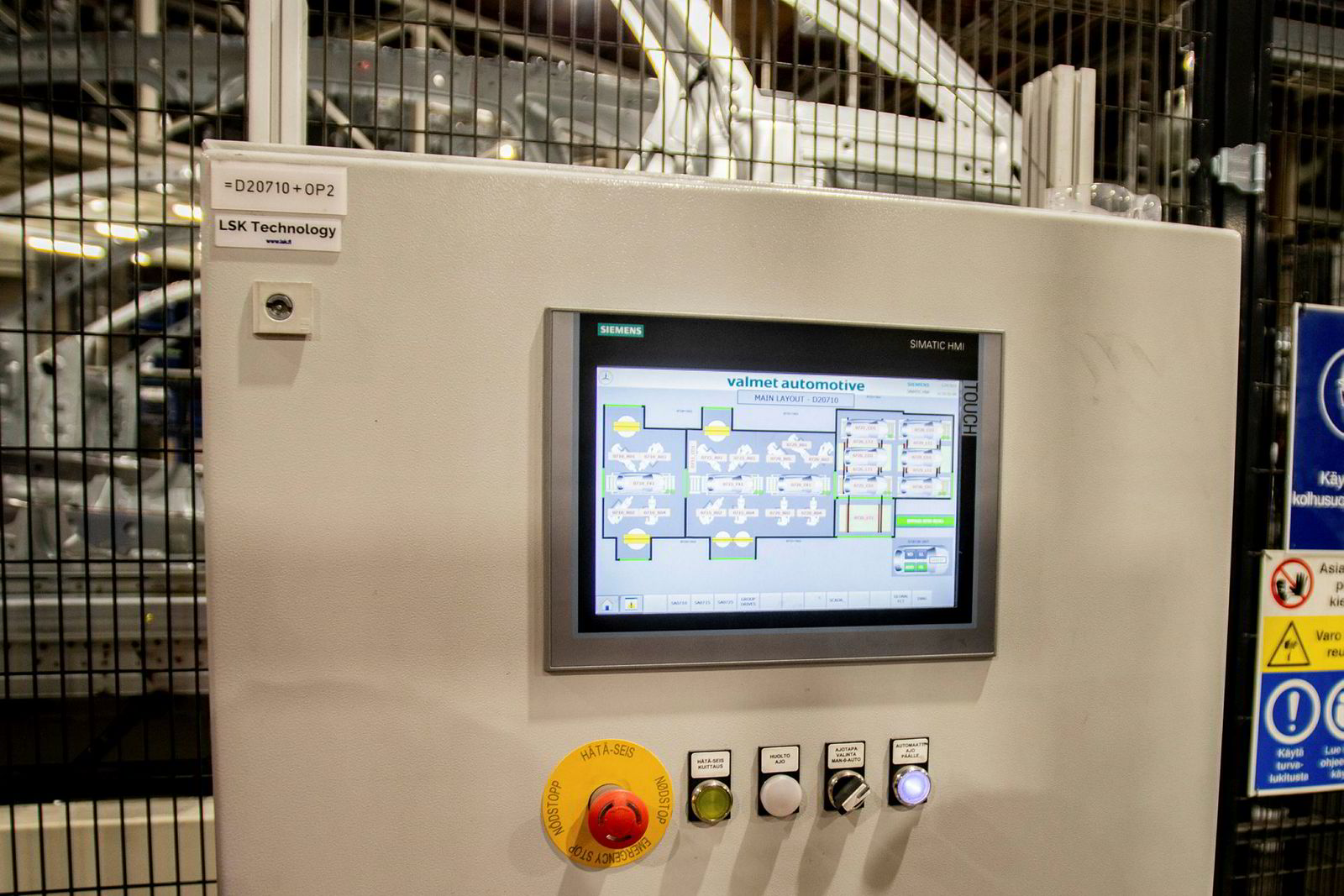 Overvåkningen av produksjonen som blir gjort av brukergrensesnitt-panelet for kontrollsystemet basert på Siemens' TIA-portal er essensiell for å raskt få rettet opp feil i produksjonen.
