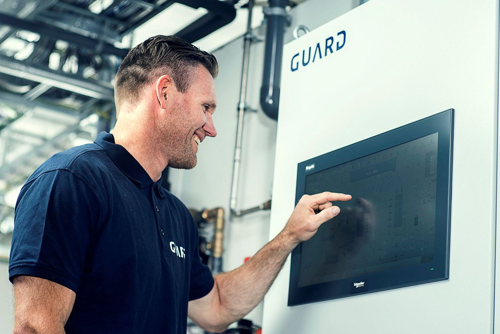 Jon Egil Ek er prosjektleder i Guard Automation og viser her hvordan alle tekniske systemer er digitalisert og samkjørt.