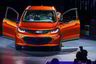 General Motors-sjef Mary Barra entrer scenen i Chevrolet Bolt som er merkets nye elbil, og som vil komme til Norge som Opel om ikke lang tid. Rekkevidden skal være særs god, det samme skal prisen.