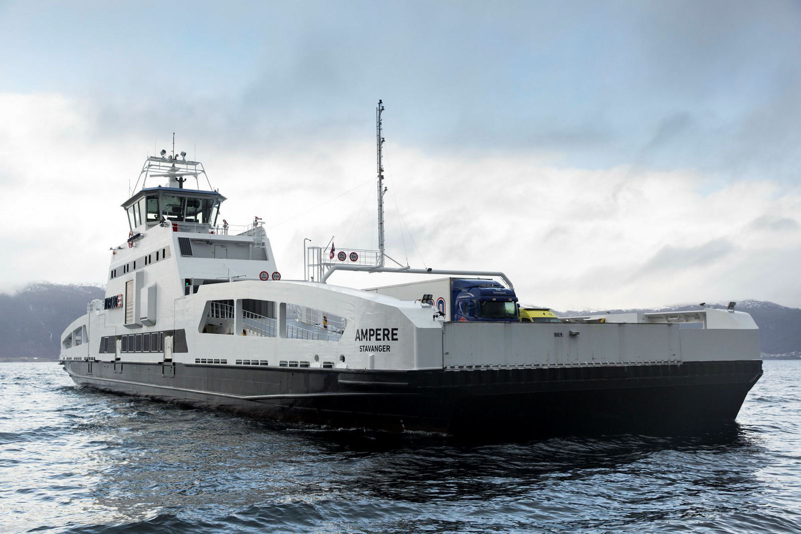 I Sognefjorden frakter el-fergen «MS Ampere» allerede i dag reisende lydløst over fjorden.