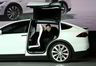 Elon Musk viser frem hvordan «falkevinge-dørene» på den nye Tesla Model X fungerer.