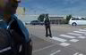 Videobilde av fransk politi  utenfor gassfabrikken Air Products i Saint-Quentin-Fallavier, utenfor Lyon.