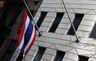 Det thailandske nasjonalflagget på halv mast ved landets konsulat i New York torsdag.