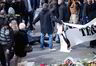 En fredelig demonstrant blir slått ned i forsøket på å fjerne banneret til fotballpøblene som marsjerte til minnestedet på Place de la Bourse i sentrum av Brüssel.