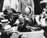 1932: Daværende guvernør i delstaten New York, Franklin D. Roosevelt, vinker med hatten sin på vei til demokratenes landsmøte i forbindelse med presidentvalgkampen. Landsmøtet i 1932 var siste gang i historien at en såkalt «brokered convention» bragte frem en kandidat som senere ble president. Roosevelt var USAs president fra 1933 frem til hans død i 1945.