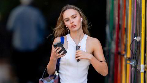 Trendsetter. Modell og skuespiller Lily Rose Depp er ofte sett med hvite tråder dinglende fra ørene, fysisk plugget inn på noe annet og utilgjengelig for omverden.