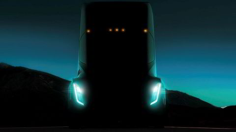 det store forhåpninger til den nye el-traileren Tesla Semi, men lanseringen har så langt latt vente på seg. Nå skal den elektriske lastebilen angivelig være klar for serieproduksjon.