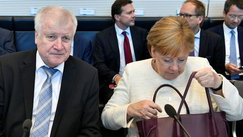 Tyskere flest mener innenriksminister CSU-leder Horst Seehofer burde trukket seg slik han truet med. Her sitter han sammen med forbundskansler Angela Merkel på et gruppemøte for CDU/CSU tirsdag.