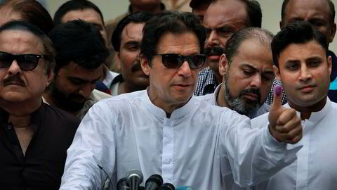 Cricketlegende og PTI-leder Imran Khan, her fra etter han avga stemme i Islamabad onsdag.