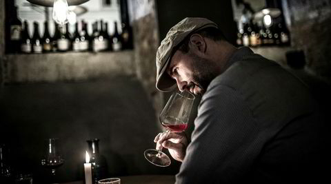 Vinbaren Spontan i Trondheim arrangerer rødvinssmaking, og Bjørn Håvard Larsen ber om å få servert vinene blindt.