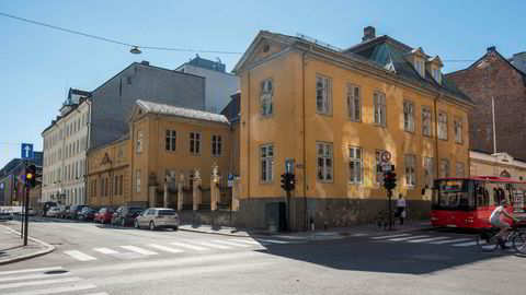 Den gamle Krigsskolen er oppført cirka 1640 av kansler Jens Bjelke. Fordi ingen vil kjøpe det totalfredede bygget vil nok staten uansett måtte plukke opp regningen.