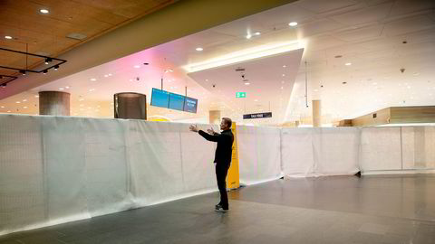 Slik ser taxfree-butikken på Gardermoen ut nå som det meste av utenlandstrafikken er innstilt. Her er TRN-sjef Tore Hov foran butikken som vanligvis er døgnåpen, men som nå bare er åpen ved ankomster.