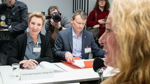 Arbeids- og sosialminister Anniken Hauglie (H) (til høyre) leder forhandlingene om ny offentlig tjenestepensjon. LOs nestleder Peggy Hessen Følsvik og Egil André Aas fra LO Stat er med på forhandlingene.